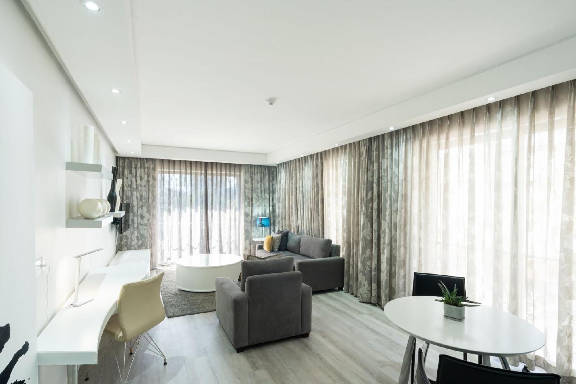 Protea Hotel By Marriott Cape Town North Wharf Exterior photo