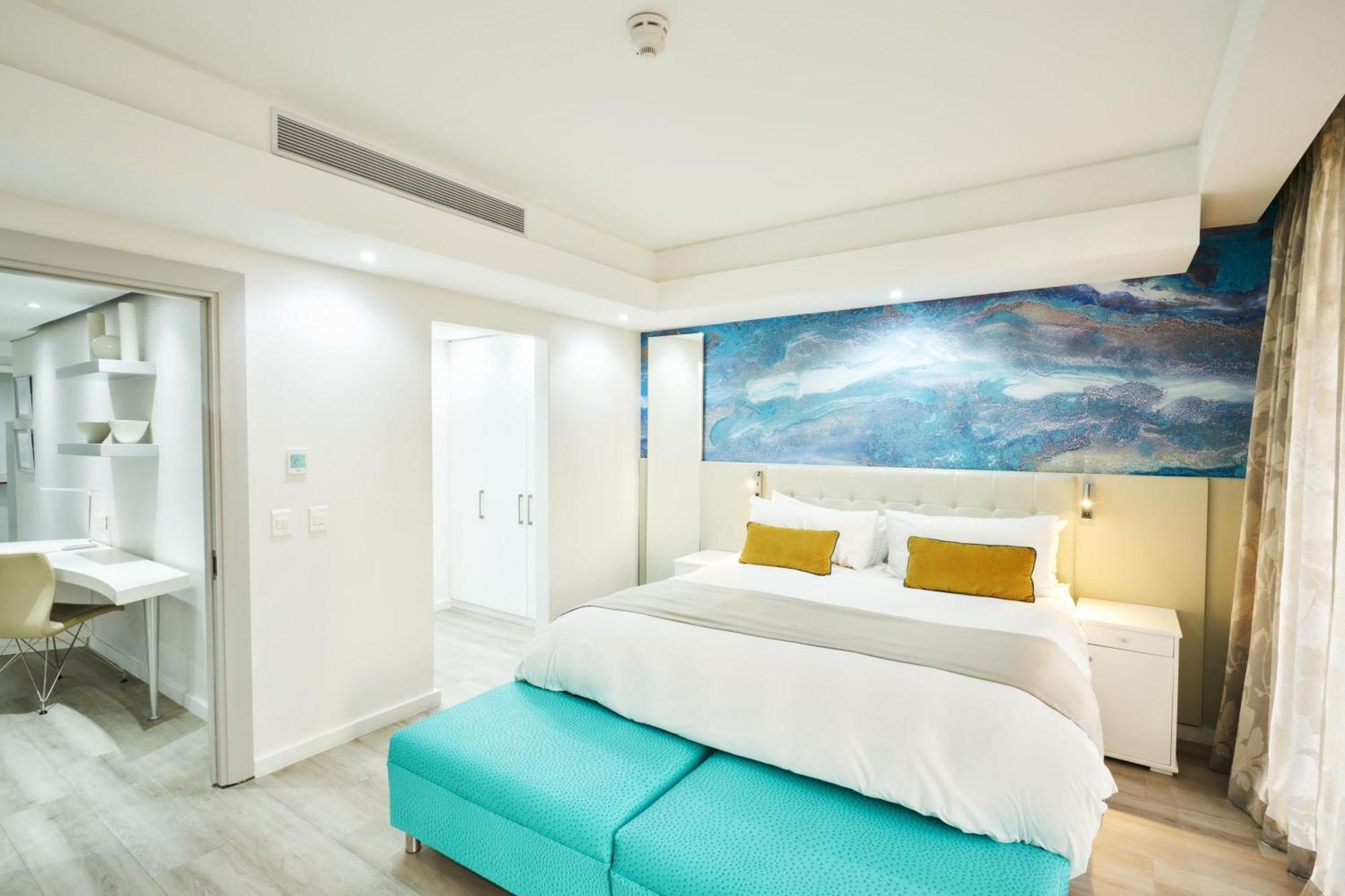 Protea Hotel By Marriott Cape Town North Wharf Exterior photo
