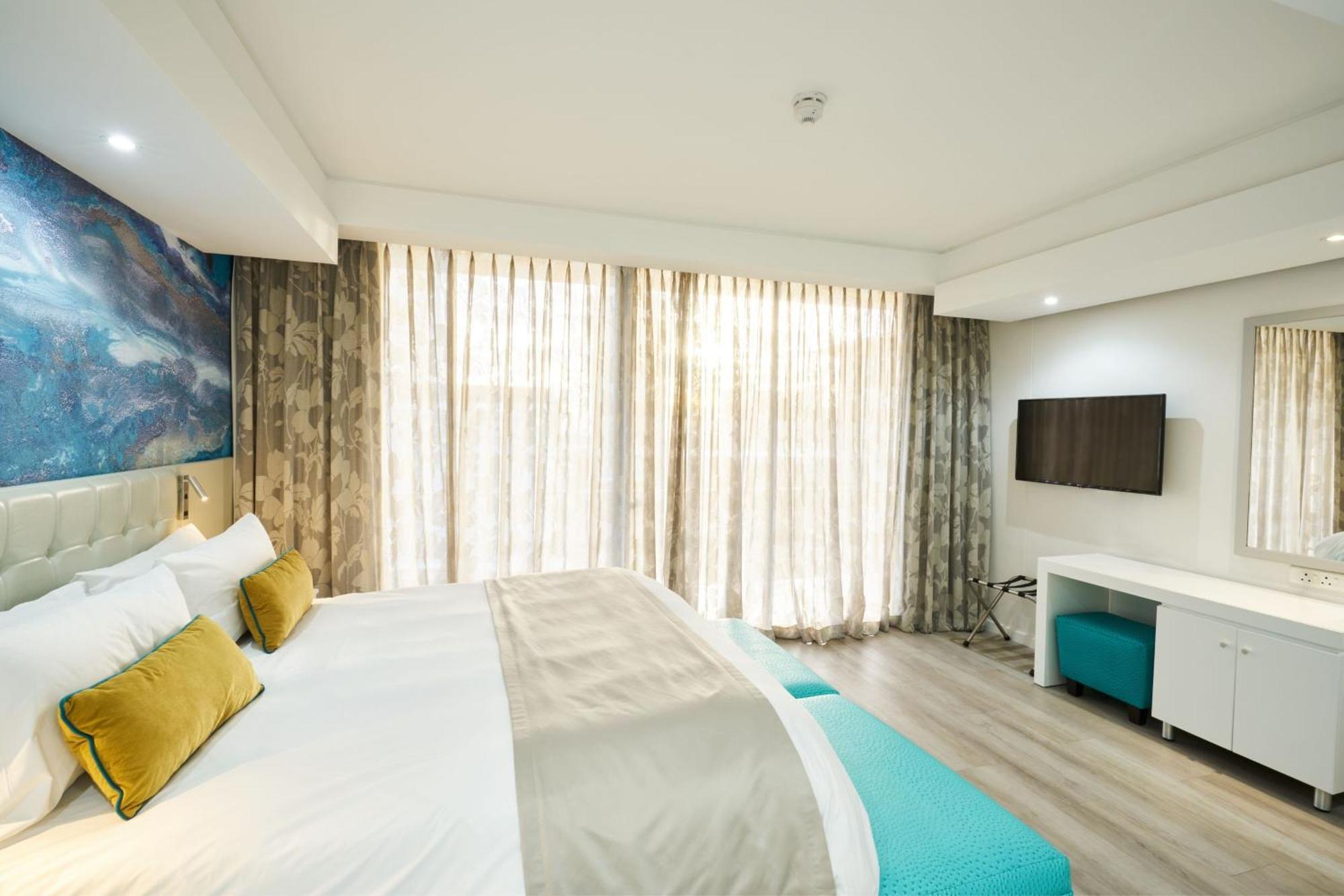 Protea Hotel By Marriott Cape Town North Wharf Exterior photo