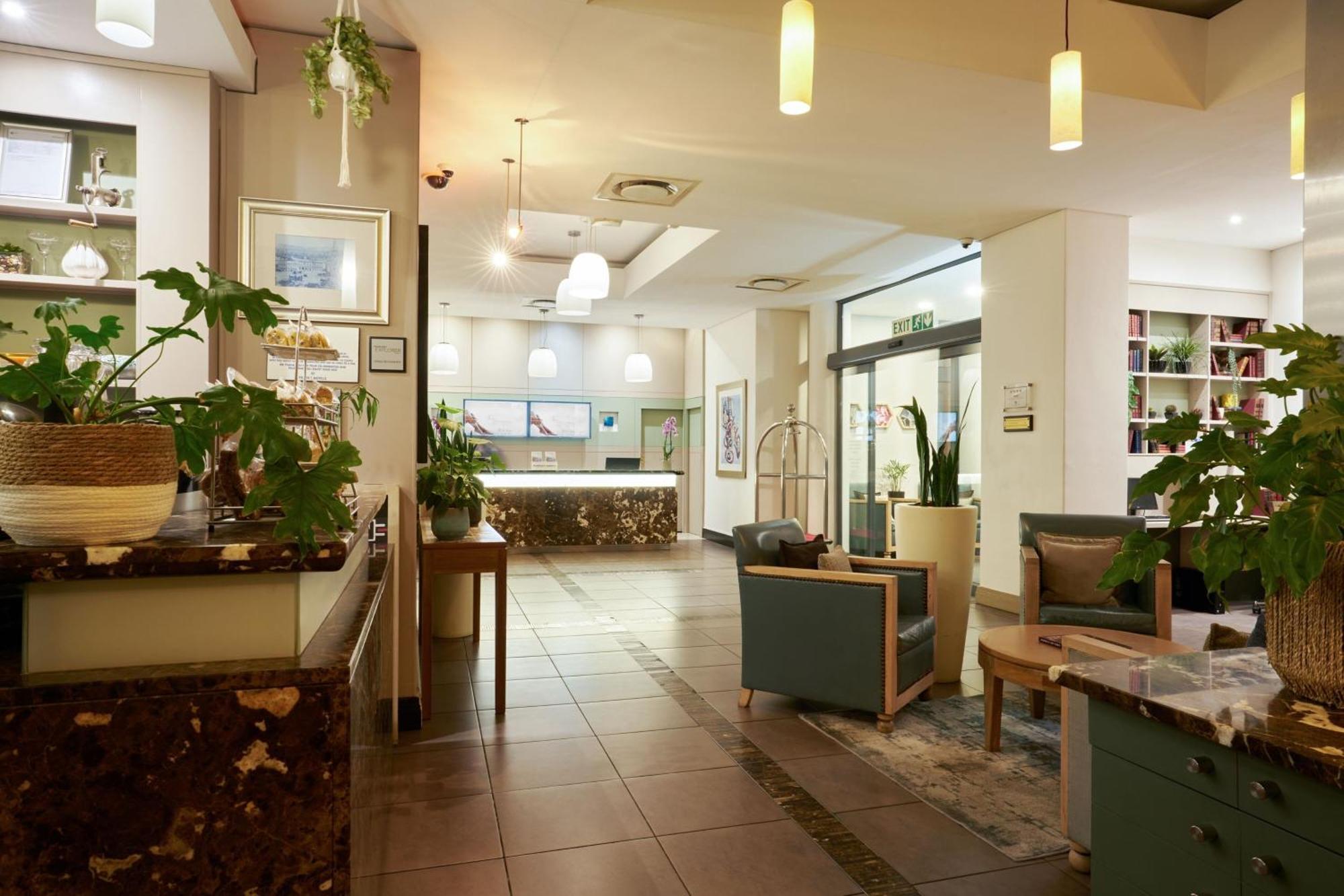 Protea Hotel By Marriott Cape Town North Wharf Exterior photo