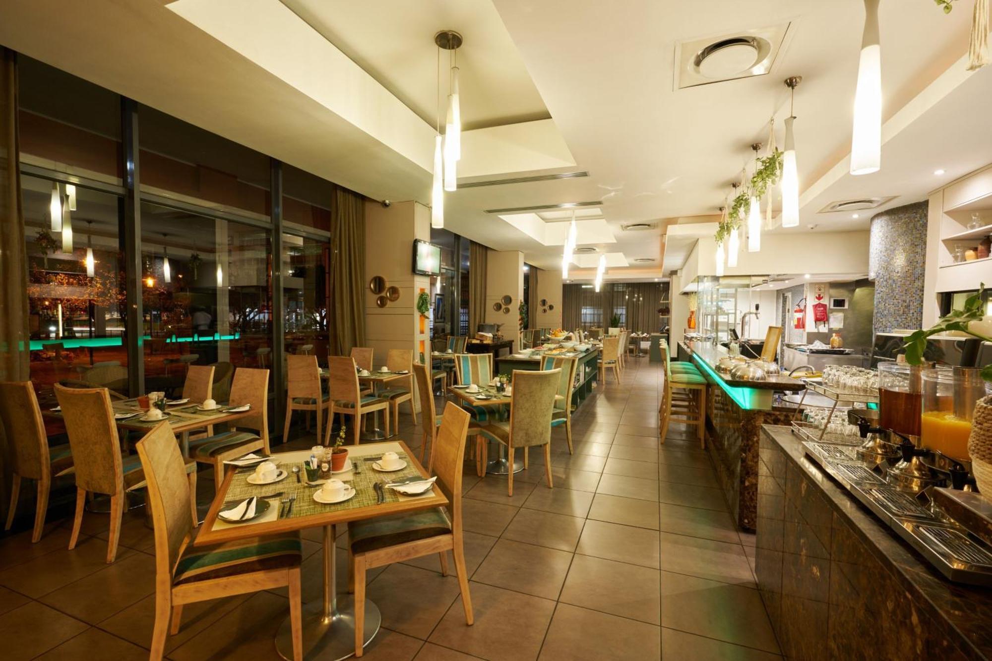Protea Hotel By Marriott Cape Town North Wharf Exterior photo