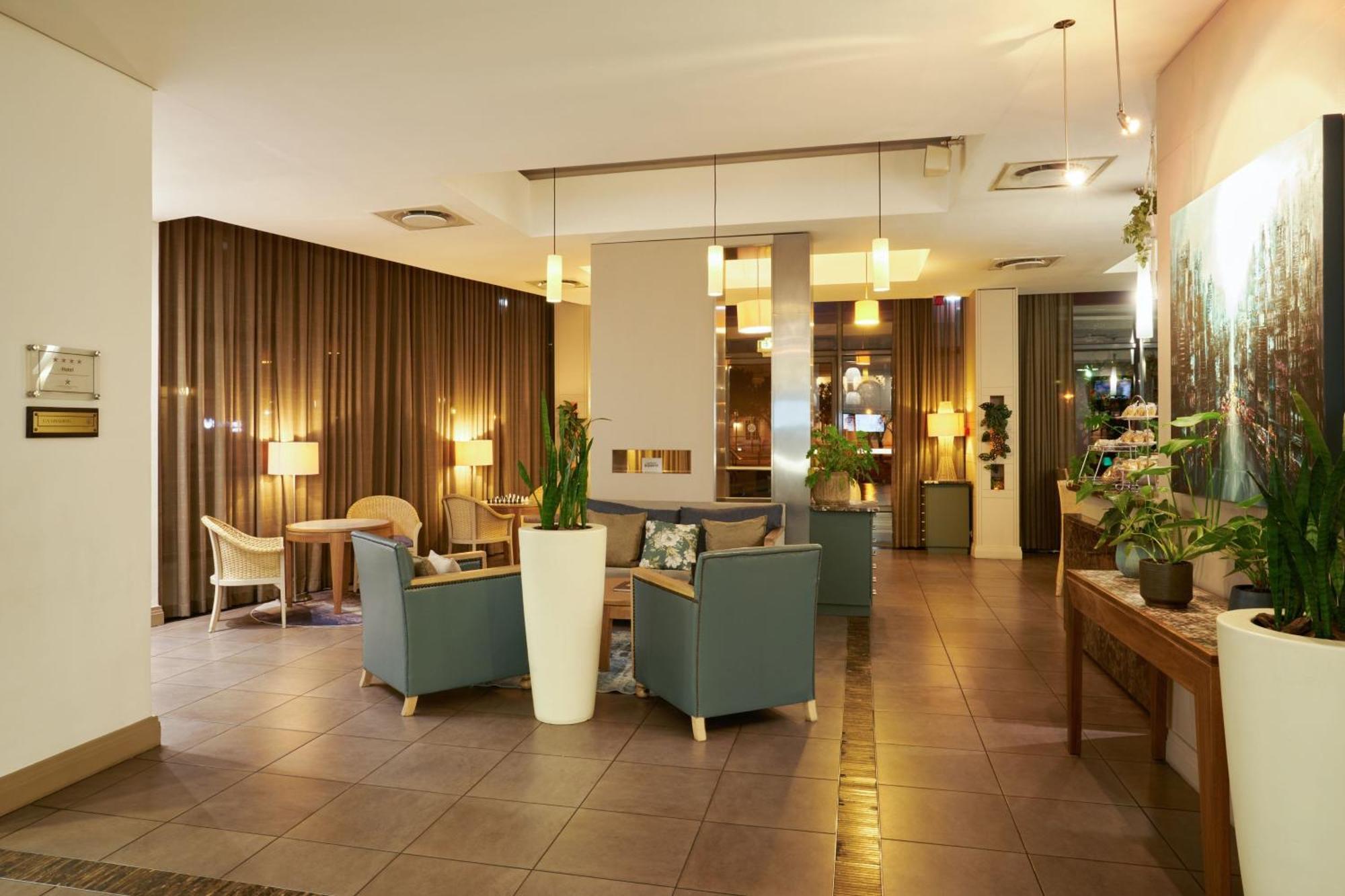 Protea Hotel By Marriott Cape Town North Wharf Exterior photo